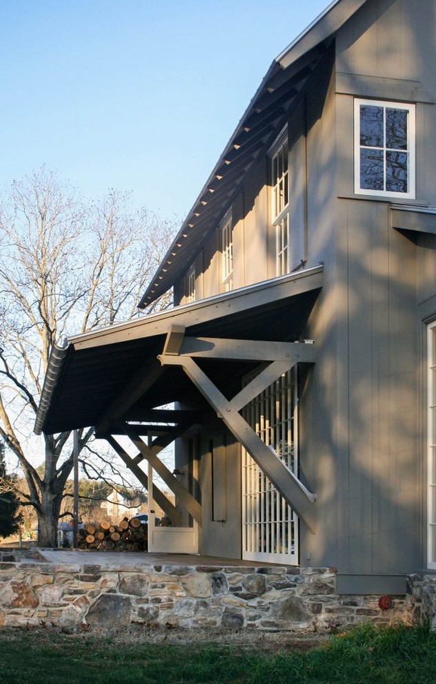 Ispirazione per la villa grigia country a due piani di medie dimensioni con rivestimento in legno e copertura in metallo o lamiera