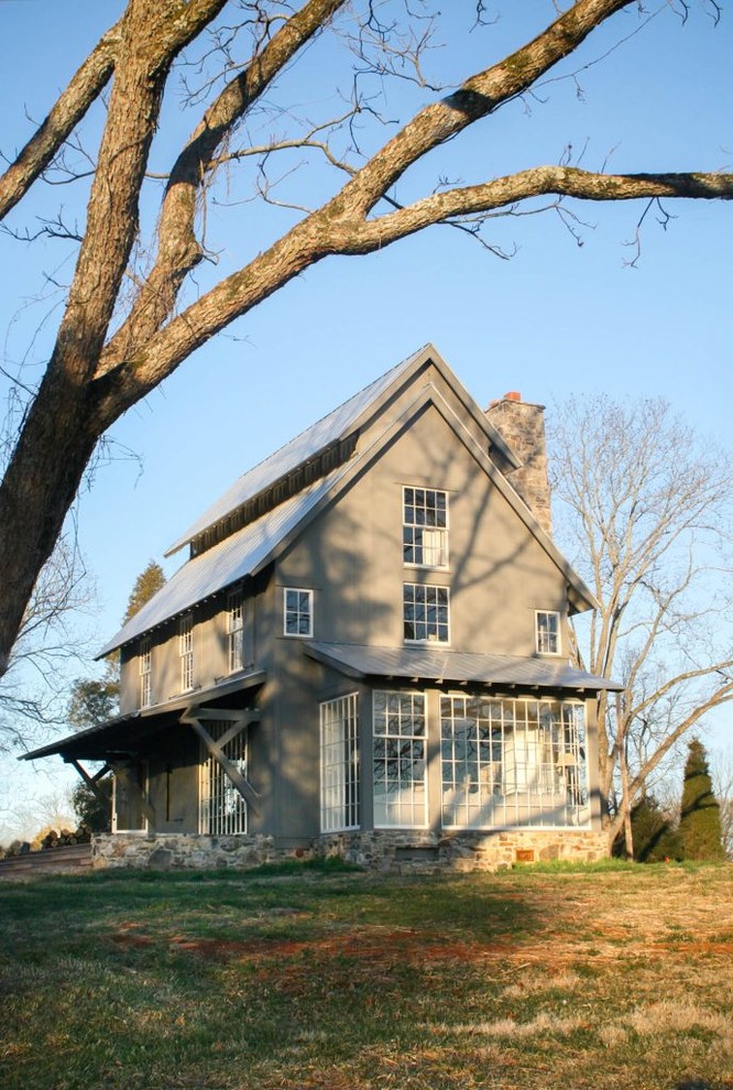 Mittelgroßes, Zweistöckiges Country Haus mit grauer Fassadenfarbe und Blechdach in Charlotte