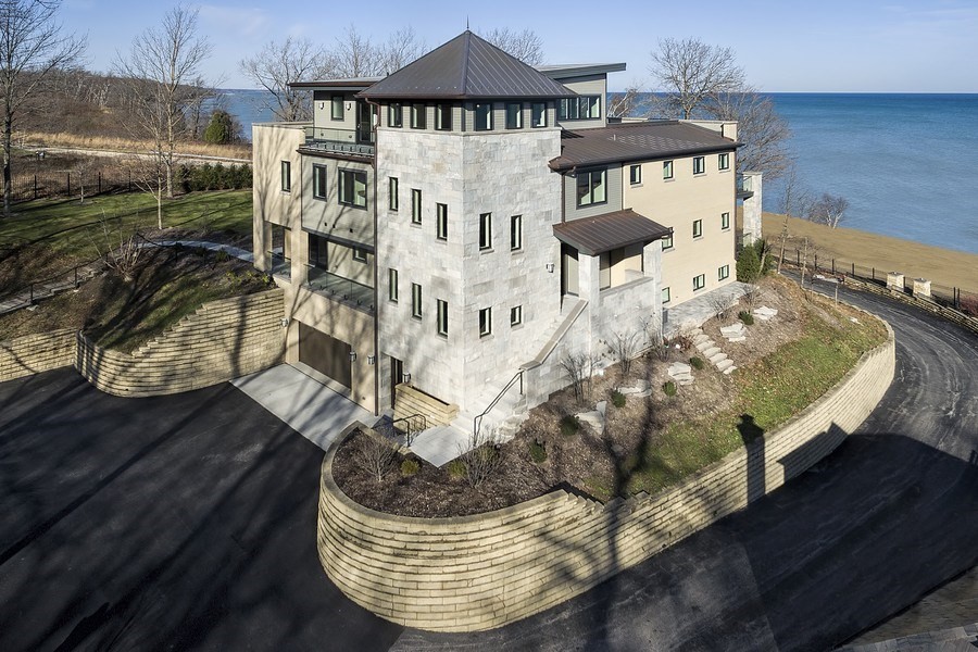Geräumiges, Dreistöckiges Klassisches Einfamilienhaus mit Putzfassade, grauer Fassadenfarbe, Walmdach und Blechdach in Chicago