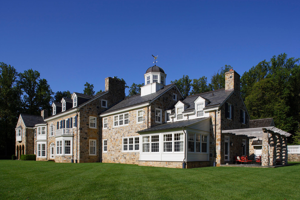 Inspiration pour une façade de maison traditionnelle en pierre.