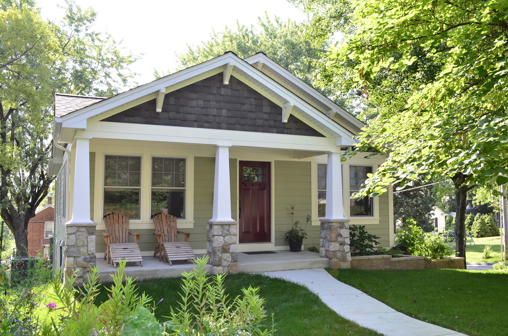 Kleines, Einstöckiges Rustikales Einfamilienhaus mit Faserzement-Fassade, grüner Fassadenfarbe, Satteldach und Schindeldach in St. Louis