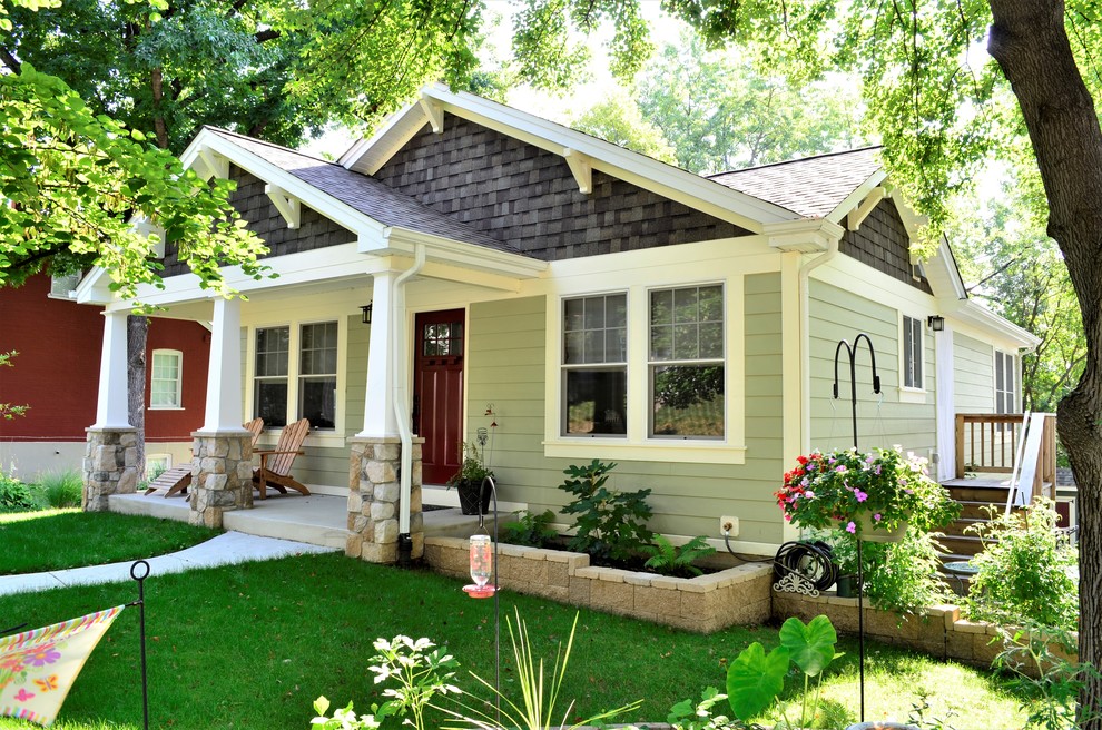 Ispirazione per la villa piccola verde american style a un piano con rivestimento con lastre in cemento, tetto a capanna e copertura a scandole