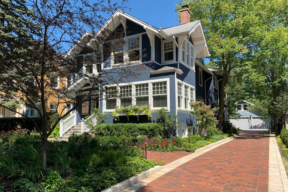 Large elegant exterior home photo in Chicago