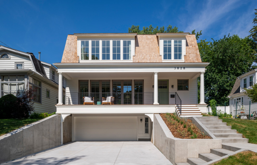 Foto de fachada de casa blanca y marrón clásica renovada grande de dos plantas con revestimiento de madera, tejado a doble faldón, tejado de teja de madera y teja