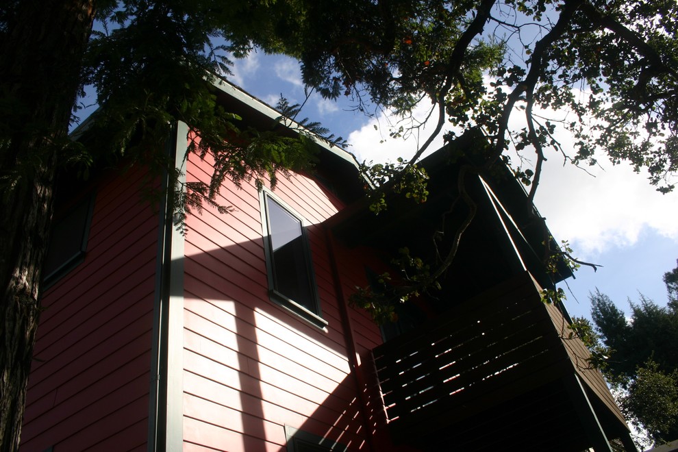 Ispirazione per la facciata di una casa rossa classica a due piani di medie dimensioni con rivestimento con lastre in cemento e tetto a capanna