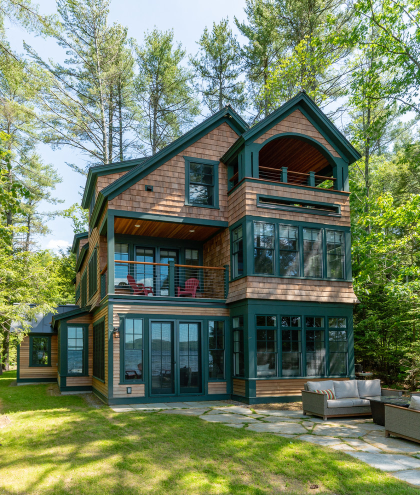 Idées déco pour une grande façade de maison marron craftsman en bois à deux étages et plus avec un toit à deux pans.