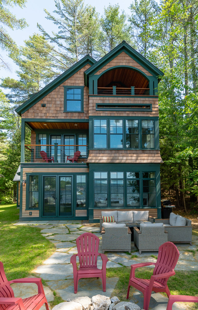 Diseño de fachada de casa marrón de estilo americano grande de tres plantas con revestimiento de madera y tejado a dos aguas