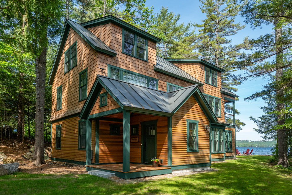 Idées déco pour une grande façade de maison marron craftsman en bois à deux étages et plus avec un toit à deux pans.
