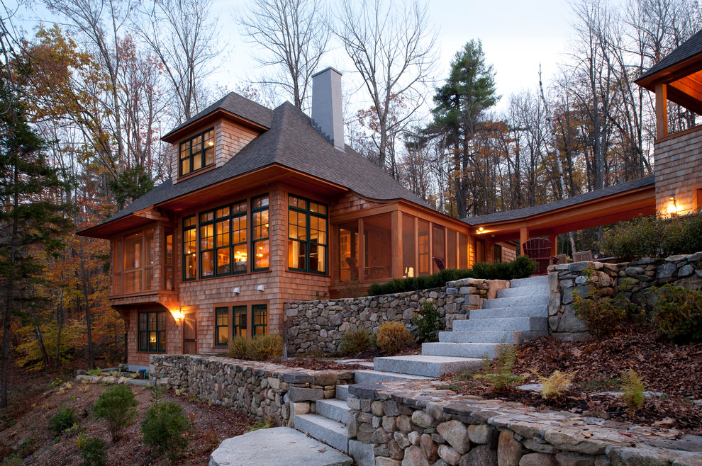 Стильный дизайн: двухэтажный, деревянный дом в классическом стиле с вальмовой крышей - последний тренд