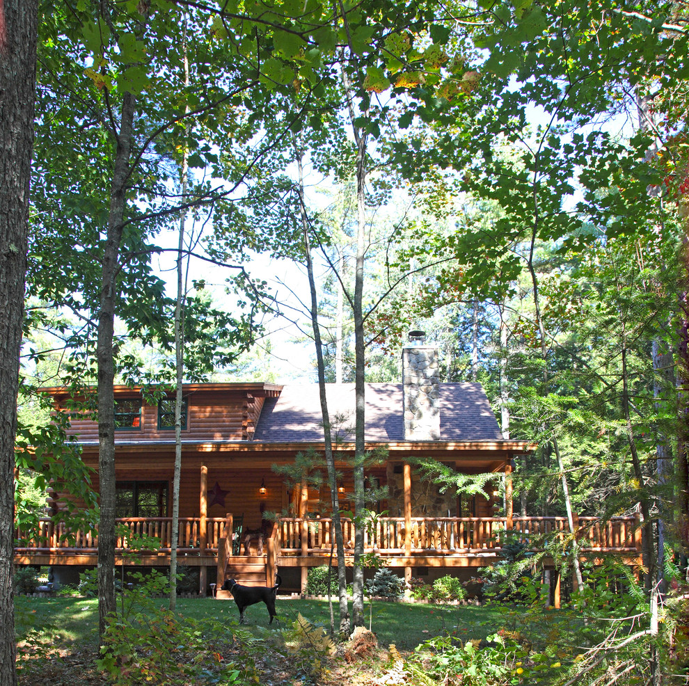 Cette image montre une façade de maison chalet en bois de taille moyenne et à un étage.