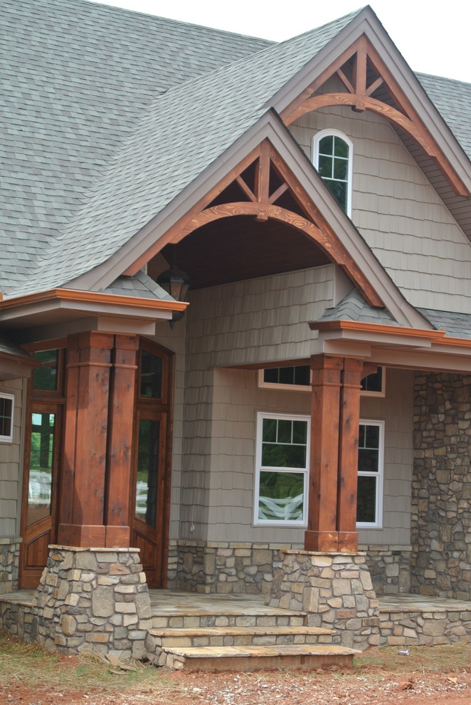 Cette photo montre une façade de maison grise craftsman de taille moyenne et de plain-pied avec un revêtement mixte et un toit à deux pans.