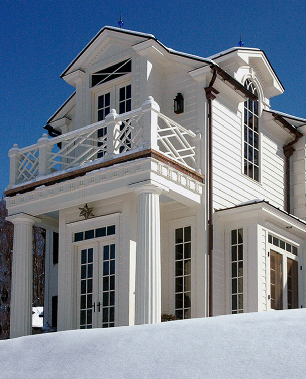 Idee per la villa grande beige vittoriana a due piani con rivestimento in legno e tetto a capanna