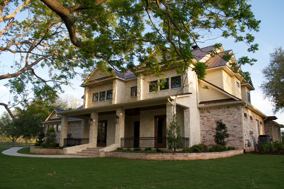 Photo of a classic two floor house exterior in Houston.