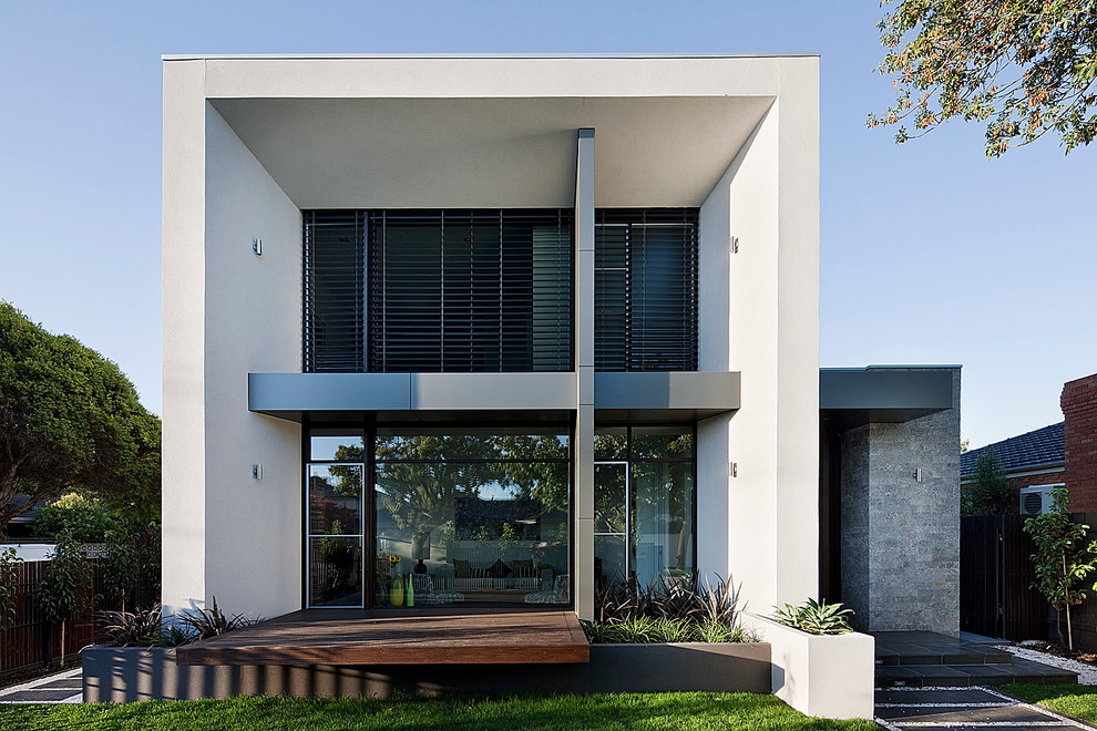 Idée de décoration pour une façade de maison minimaliste à un étage avec un revêtement mixte et un toit plat.
