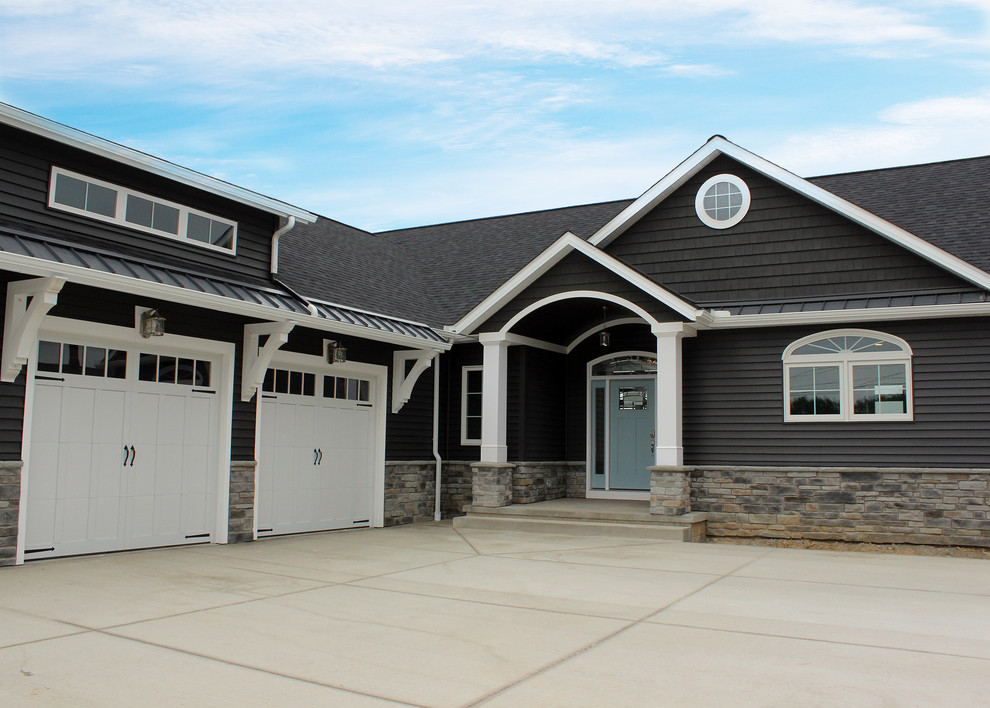 Cette photo montre une façade de maison grise bord de mer de taille moyenne et de plain-pied avec un revêtement mixte, un toit à deux pans et un toit en shingle.