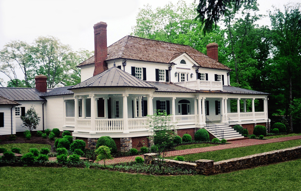 Imagen de fachada de casa blanca clásica de tres plantas con revestimiento de madera