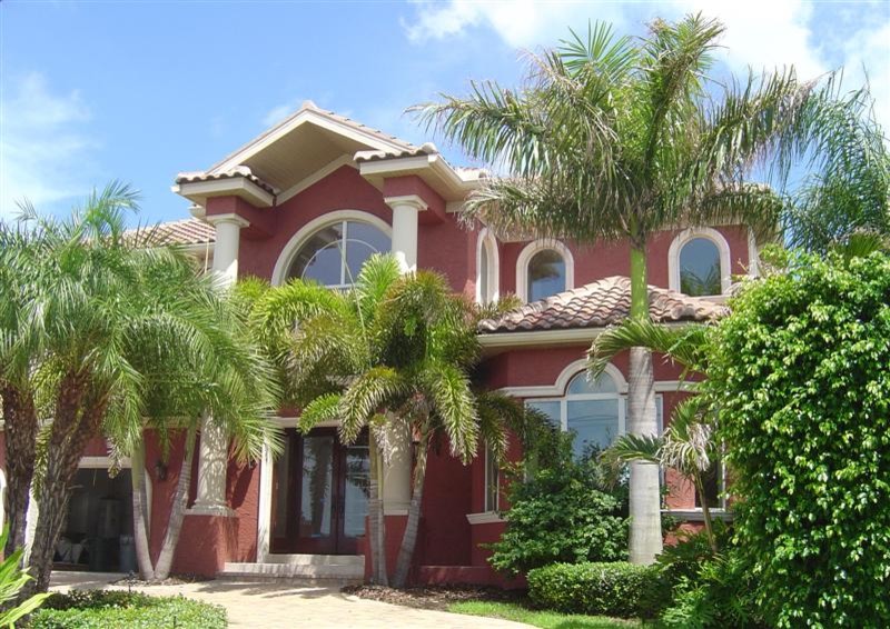 Großes, Zweistöckiges Mediterranes Haus mit Putzfassade und roter Fassadenfarbe in Tampa