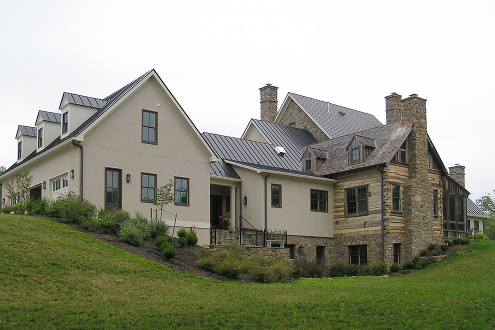 Exemple d'une grande façade de maison beige nature à un étage avec un revêtement mixte et un toit à deux pans.