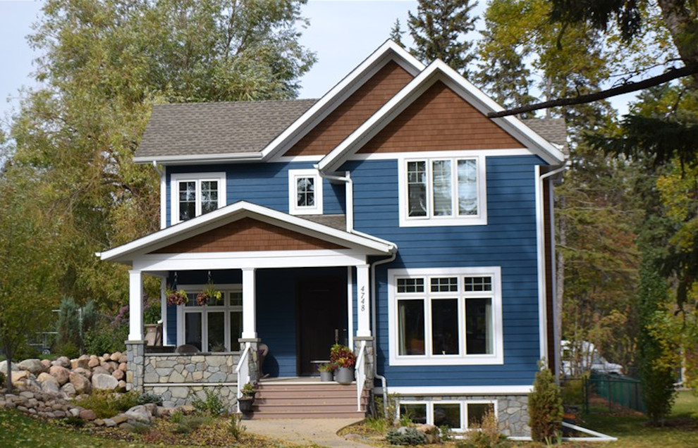 Modelo de fachada de casa azul de estilo americano de tamaño medio de dos plantas con revestimiento de aglomerado de cemento, tejado a dos aguas y tejado de teja de madera