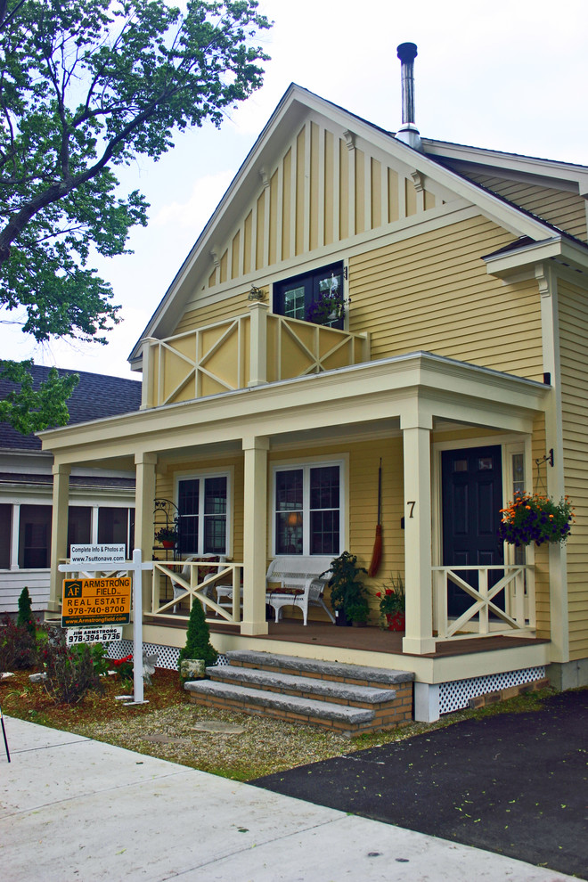 Источник вдохновения для домашнего уюта: двухэтажный, деревянный, желтый дом среднего размера в классическом стиле