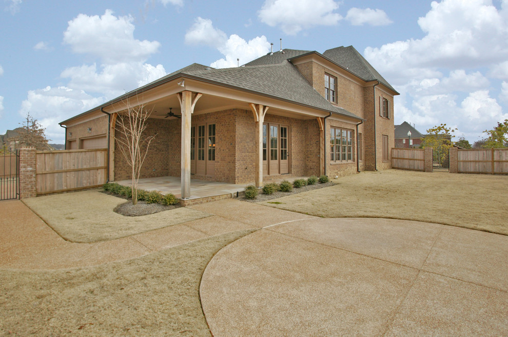 Imagen de fachada de casa marrón clásica de tamaño medio de dos plantas con revestimiento de ladrillo, tejado a dos aguas y tejado de teja de madera