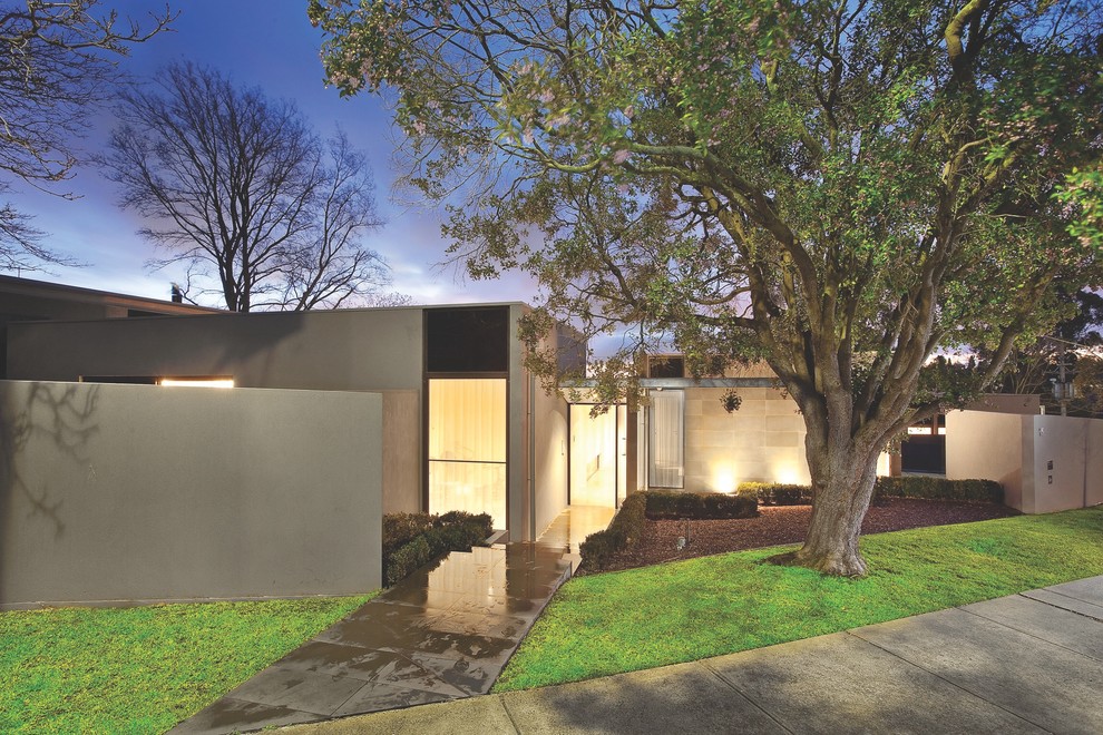 Идея дизайна: большой, одноэтажный, бежевый дом в стиле модернизм с плоской крышей