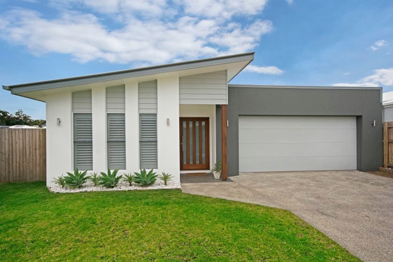 Mittelgroßes, Einstöckiges Modernes Haus mit Backsteinfassade und weißer Fassadenfarbe in Sunshine Coast