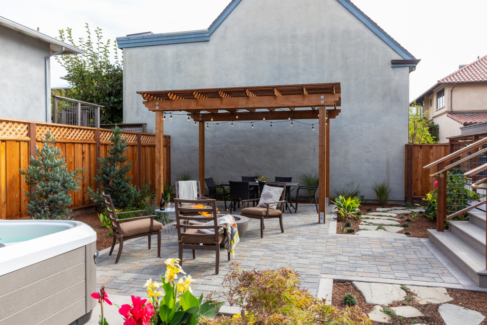 Idee per un patio o portico stile marinaro di medie dimensioni