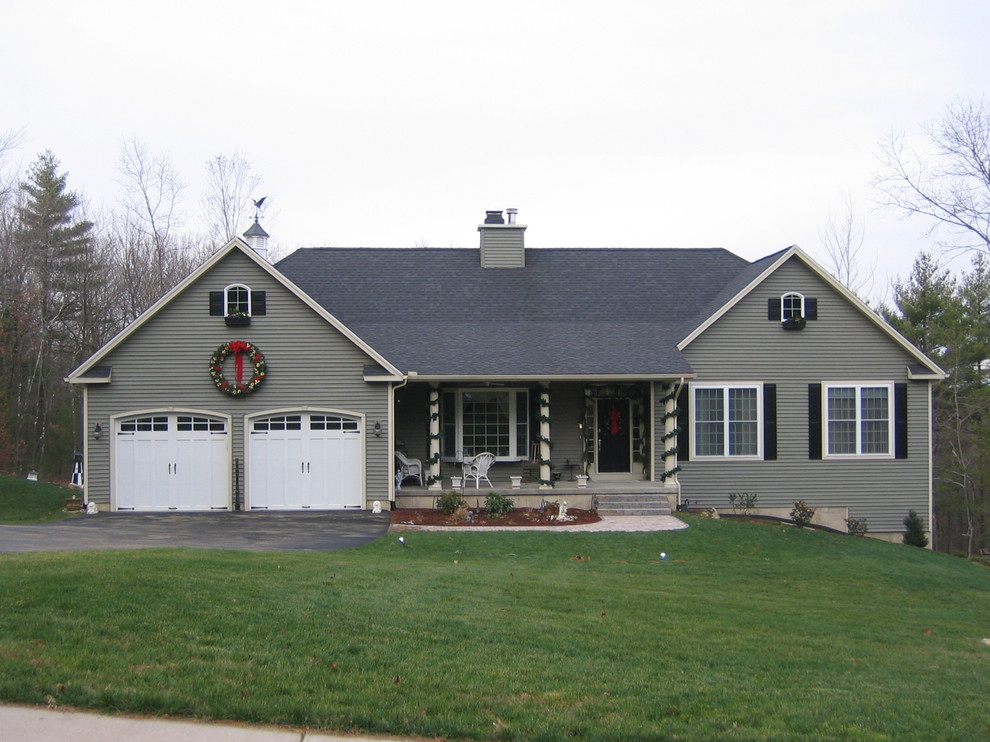 Example of an arts and crafts exterior home design in Bridgeport