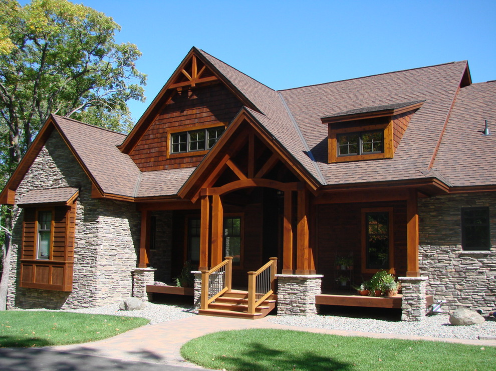 Diseño de fachada de casa marrón rústica grande de dos plantas con revestimientos combinados, tejado a dos aguas y tejado de teja de madera