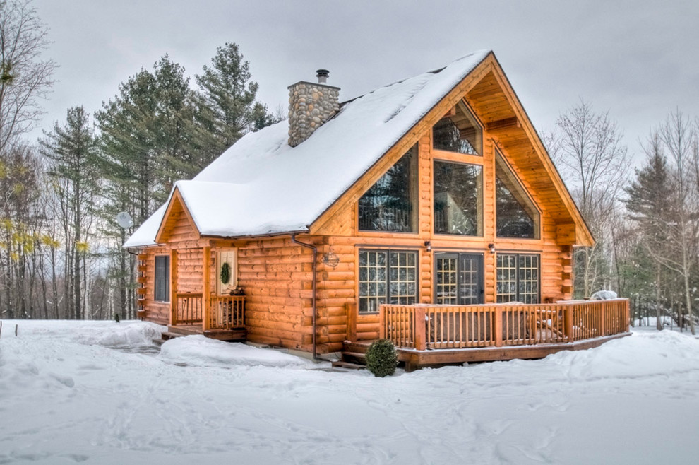 Cette photo montre une façade de maison marron montagne en bois de taille moyenne et de plain-pied avec un toit à deux pans.