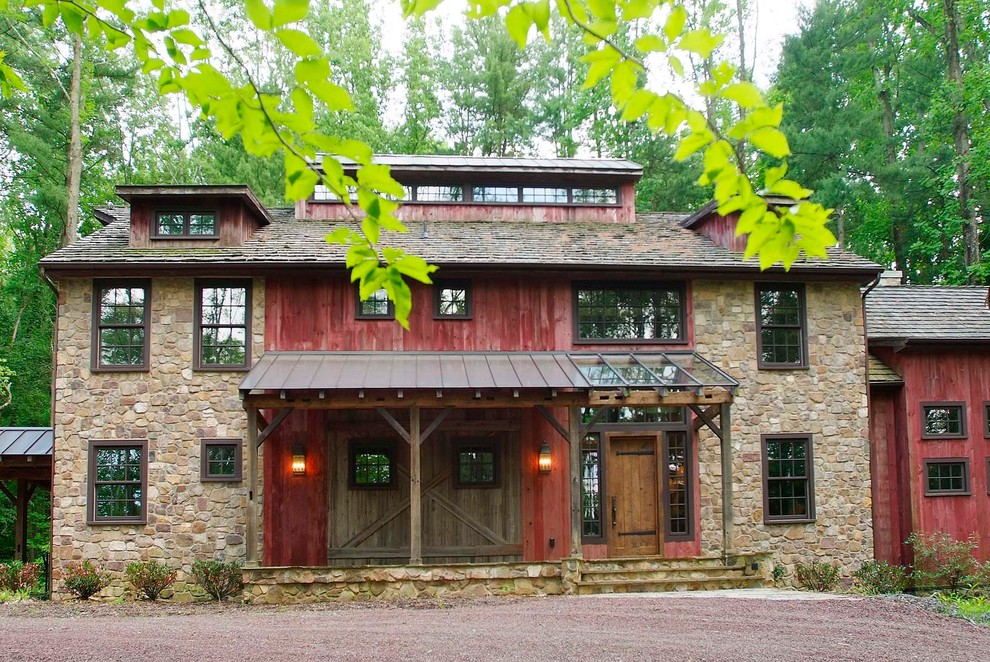Источник вдохновения для домашнего уюта: огромный, двухэтажный, деревянный, красный дом в стиле рустика с двускатной крышей
