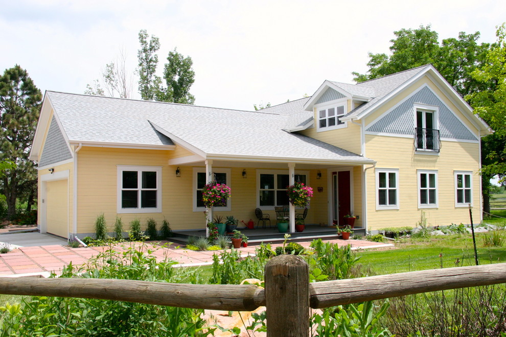 Mittelgroßes, Zweistöckiges Country Haus mit Faserzement-Fassade und gelber Fassadenfarbe in Denver