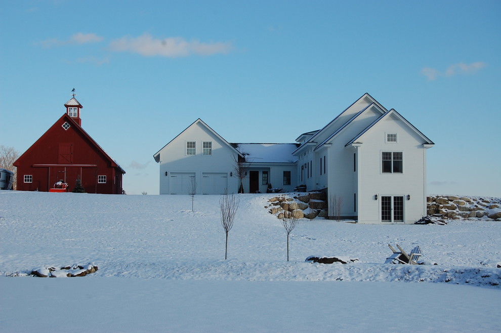 Ejemplo de fachada blanca de estilo de casa de campo grande de dos plantas con revestimiento de madera y tejado a dos aguas