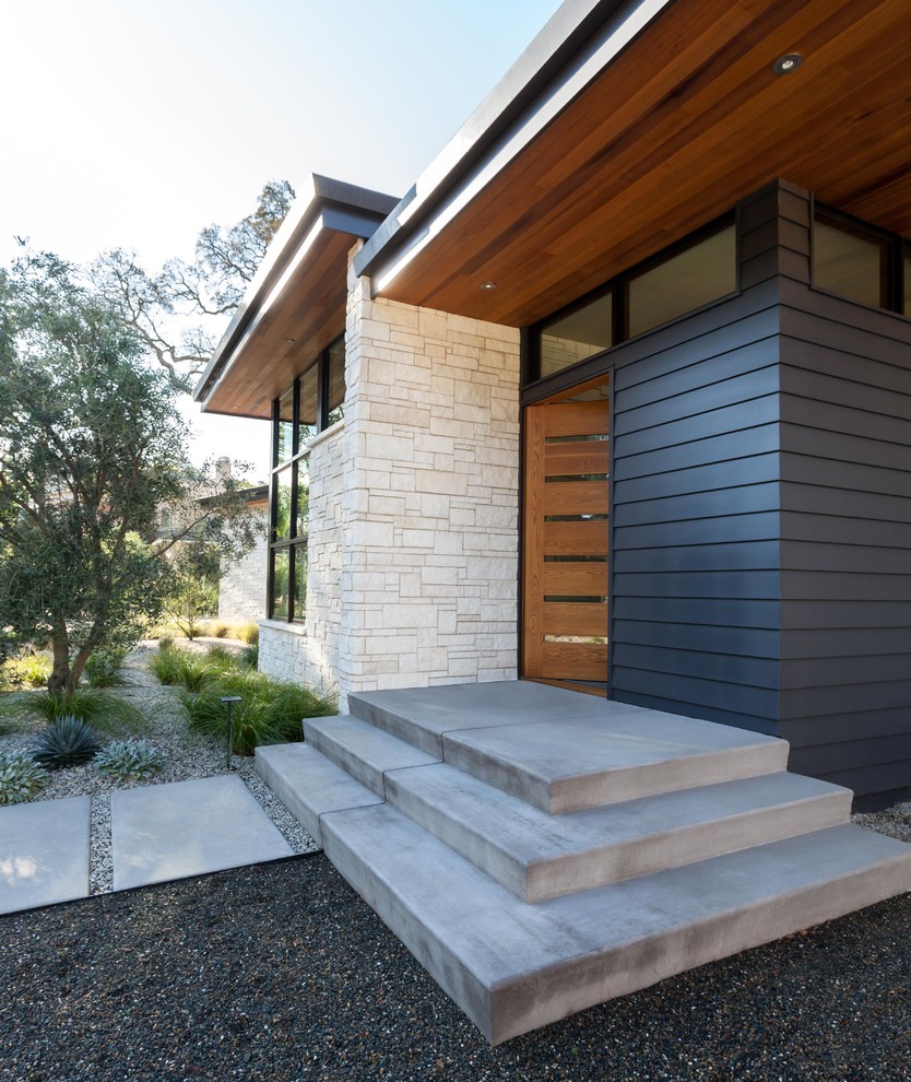 Modernes Haus mit Mix-Fassade, weißer Fassadenfarbe und Flachdach in Sacramento