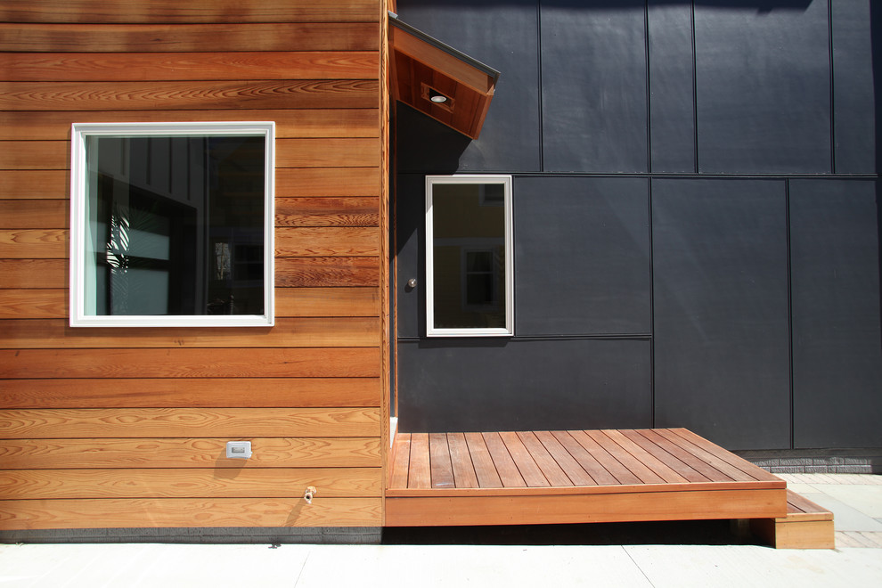 Mittelgroßes, Zweistöckiges Modernes Einfamilienhaus mit Mix-Fassade, grauer Fassadenfarbe, Satteldach und Schindeldach in Detroit