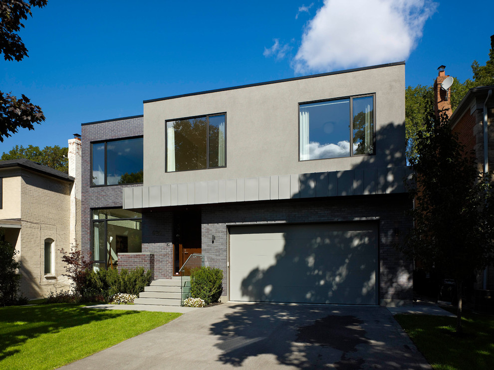 Идея дизайна: двухэтажный, серый частный загородный дом среднего размера в современном стиле с комбинированной облицовкой и плоской крышей