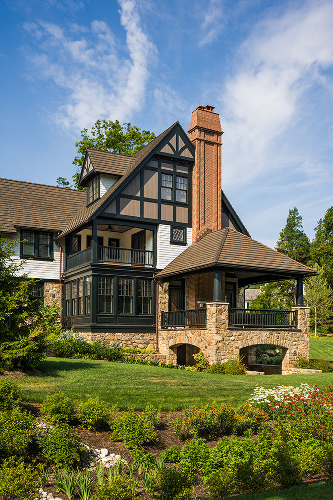 Geräumiges, Dreistöckiges Klassisches Einfamilienhaus mit Mix-Fassade, beiger Fassadenfarbe, Satteldach und Schindeldach in Philadelphia