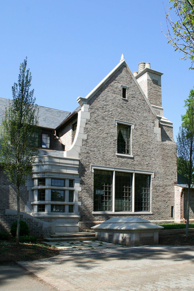 Imagen de fachada de casa beige tradicional grande de dos plantas con revestimientos combinados, tejado a dos aguas y tejado de teja de madera