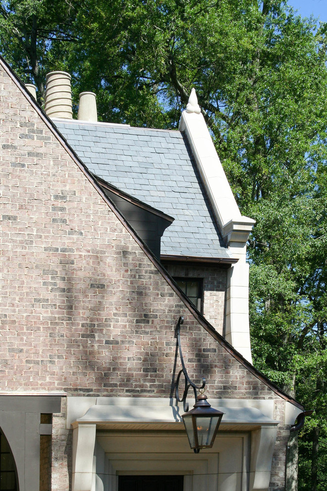 Immagine della villa grande beige classica a due piani con rivestimenti misti, tetto a capanna e copertura a scandole