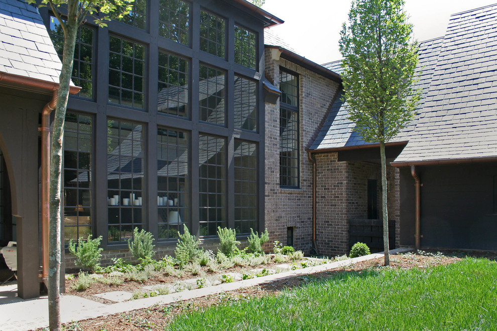 Großes, Zweistöckiges Klassisches Einfamilienhaus mit Mix-Fassade, beiger Fassadenfarbe, Satteldach und Schindeldach in Charlotte