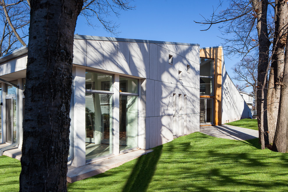 Imagen de fachada blanca minimalista grande de una planta con revestimiento de aglomerado de cemento y tejado de un solo tendido