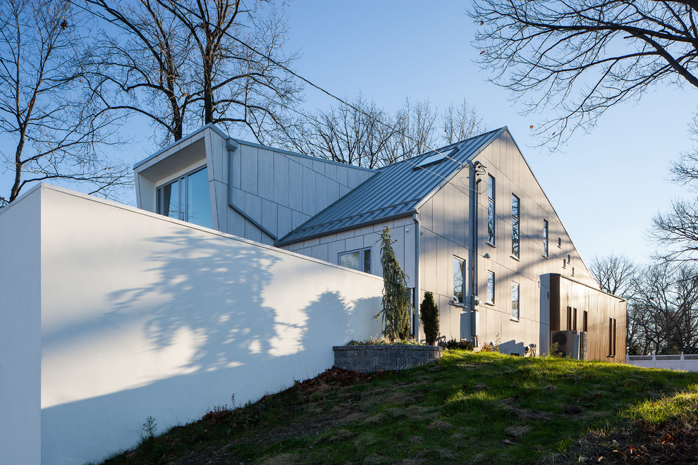 Foto de fachada blanca moderna grande de dos plantas con revestimiento de aglomerado de cemento y tejado de un solo tendido