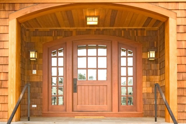 Aménagement d'une grande façade de maison beige classique en bois à un étage avec un toit à deux pans et un toit en shingle.
