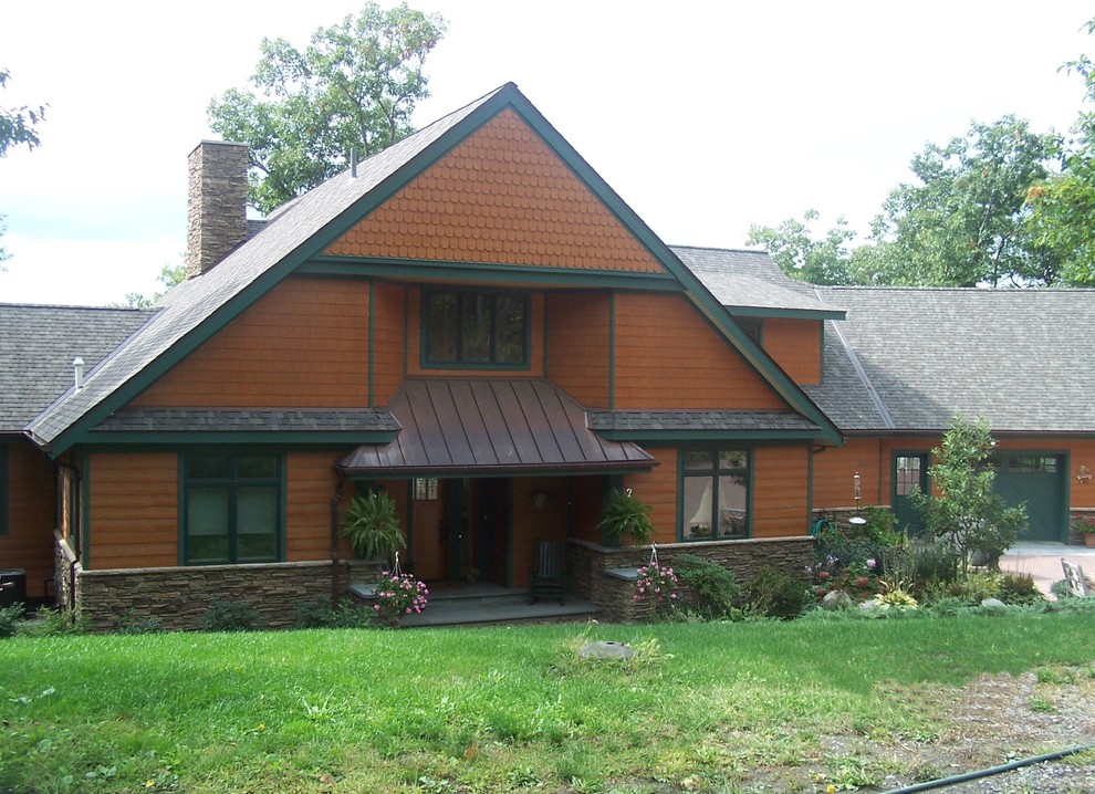 Imagen de fachada de casa marrón actual grande de dos plantas con revestimiento de aglomerado de cemento, tejado a dos aguas y tejado de teja de madera