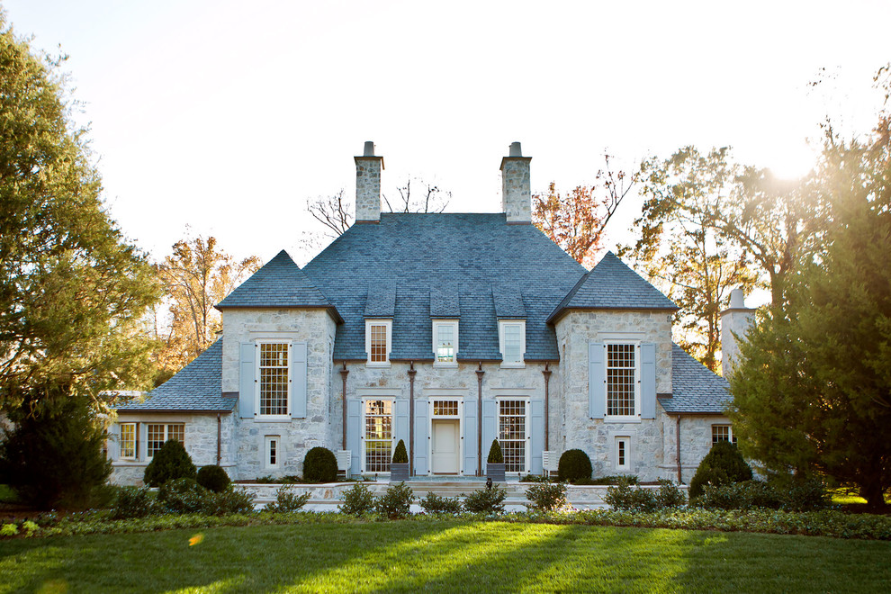 Mittelgroßes, Zweistöckiges Klassisches Einfamilienhaus mit Steinfassade, Walmdach, Schindeldach und grauer Fassadenfarbe in Charlotte
