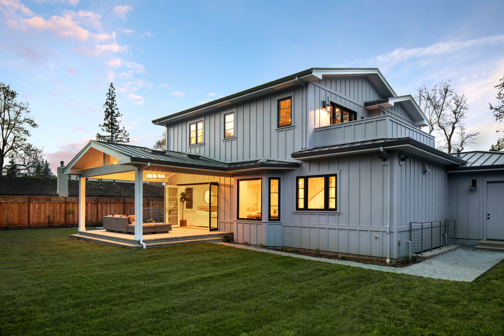 Idee per la villa grande bianca country a tre piani con rivestimento in legno, copertura in metallo o lamiera e tetto a padiglione