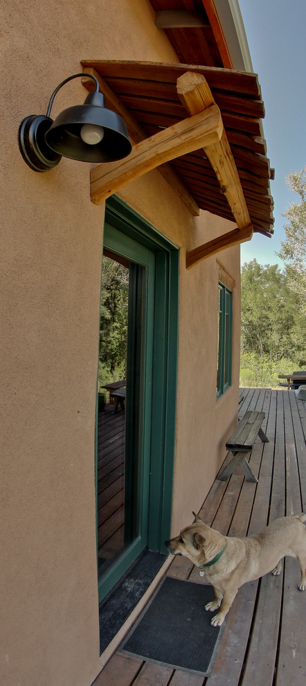 Foto de fachada de casa marrón de estilo americano de tamaño medio de una planta con revestimiento de estuco, tejado a cuatro aguas y tejado de varios materiales