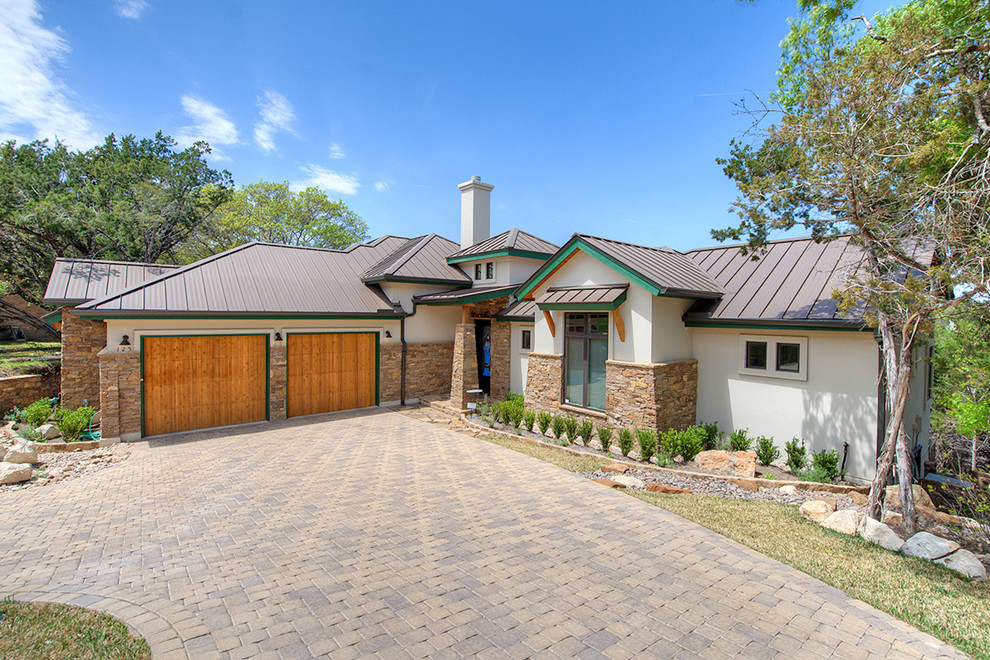 Mittelgroßes, Einstöckiges Eklektisches Einfamilienhaus mit Mix-Fassade, weißer Fassadenfarbe, Satteldach und Blechdach in Austin