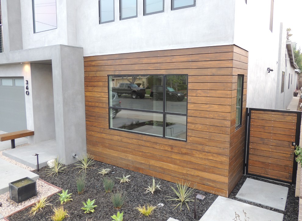 Gey modern two floor detached house in Los Angeles with wood cladding.